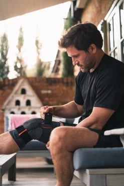 DonJoy StabiLax Knee Support -Sports Equipment Store donjoy stabilax knee support male 54389 22605.1698772997